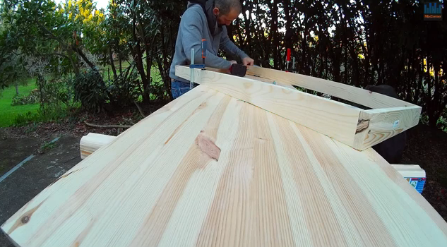 cette image représente l'assemblage des tasseaux de bois qui serviront de cadre à nos panneaux absorbants