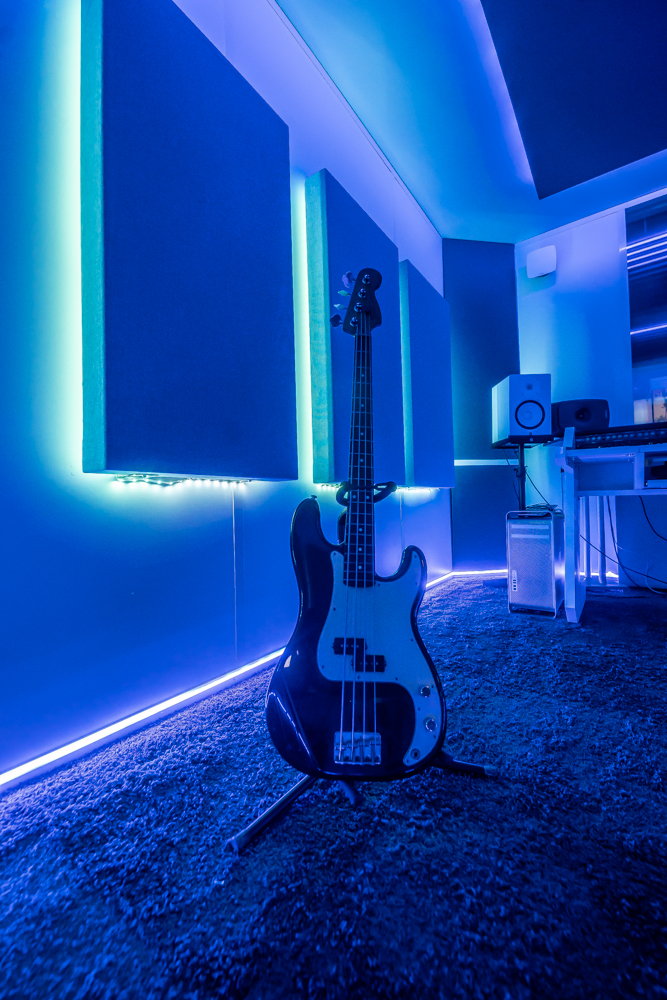 cette image représente une guitare basse dans la régie du studio d'enregistrement Equinox studios by DMG
