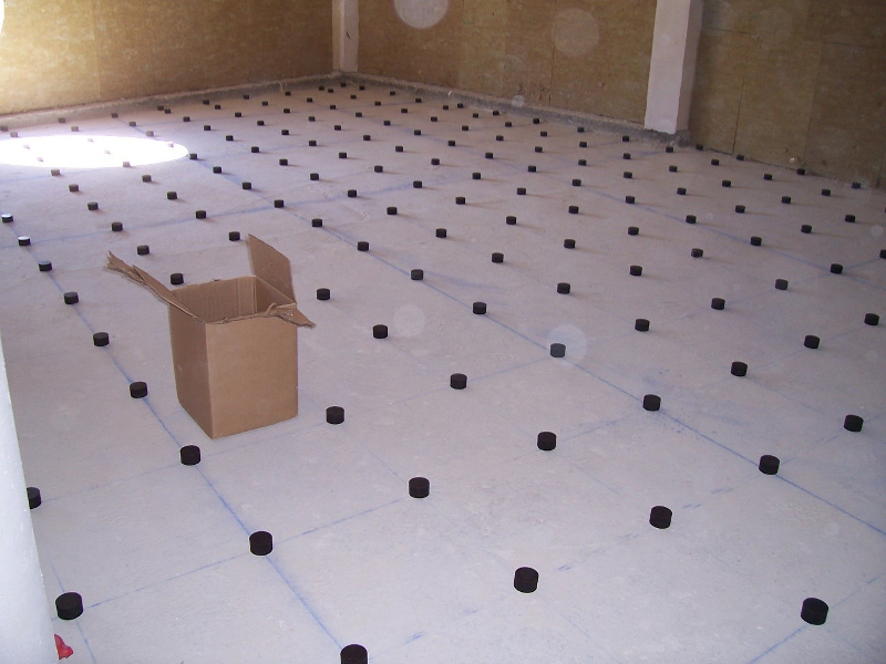 cette image représente la disposition des plots anti-vibratiles sur le sol de la pièce de notre studio Equinox